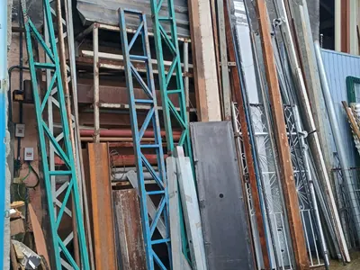 Estruturas e barras metálicas apoiadas na parede externa