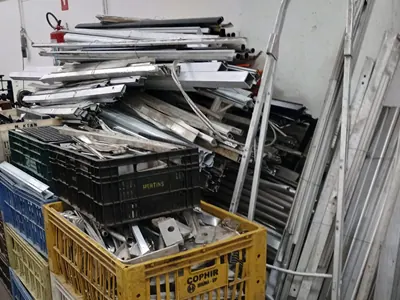 Perfis e peças metálicas separados em caixas plásticas