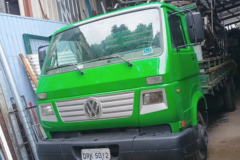 Caminhão verde da Lapa carregado com sucata metálica no pátio coberto