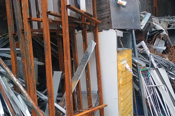 Estruturas de aço enferrujadas e chapas metálicas no pátio da Lapa